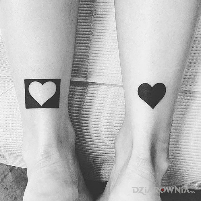 Tatuaż dwa serca w motywie miłosne na nodze