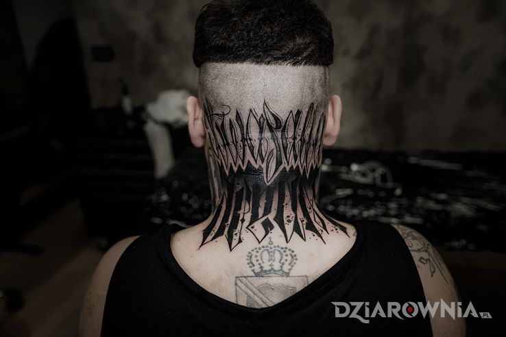Tatuaż kaligrafia w motywie czarno-szare na głowie
