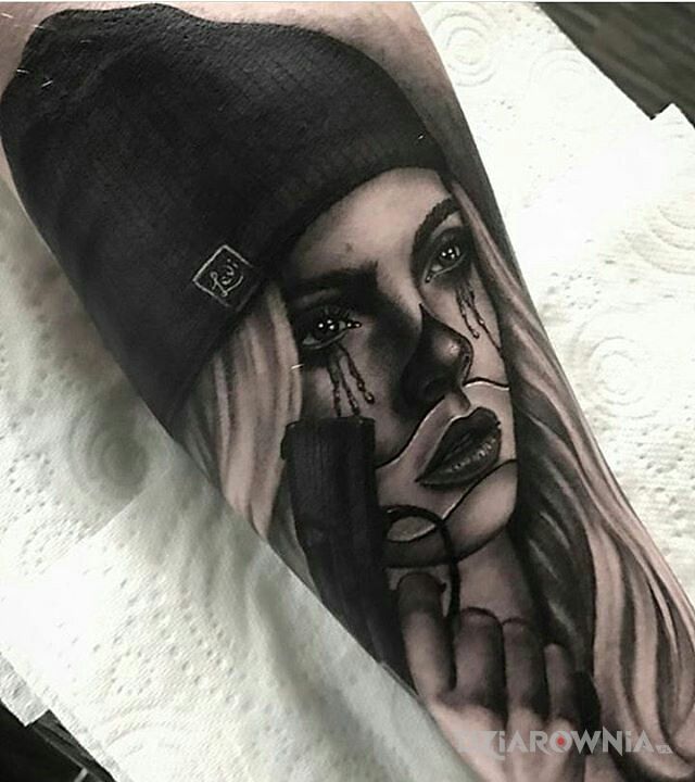 Tatuaż kobieta mafii na przedramieniu w motywie czarno-szare i stylu chicano na przedramieniu