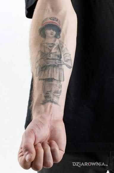Tatuaż mlody powstaniec w motywie patriotyczne na przedramieniu
