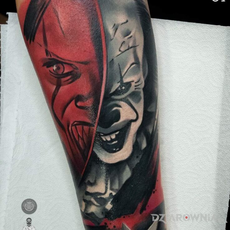 Tatuaż Pennywise w motywie mroczne i stylu realistyczne na przedramieniu