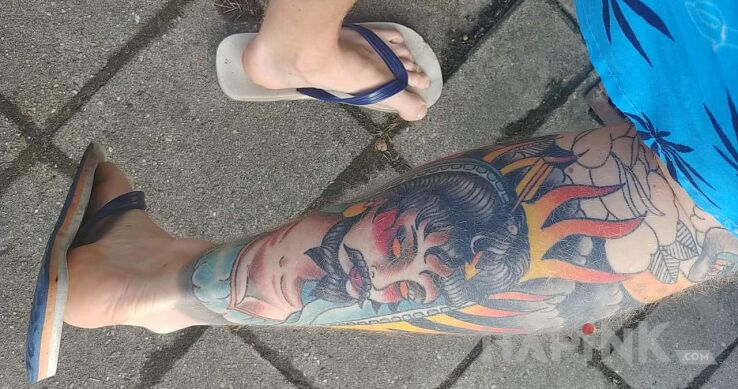 Tattoo Japonski styl in colorful motif and neo-traditional style on the leg