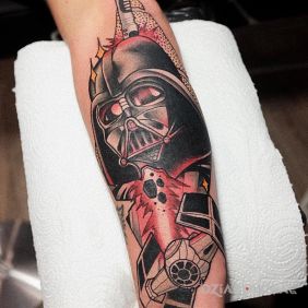 Tatuaż Vader / Star Wars / Neotraditional na przedramieniu motyw: science fiction styl: neotradycyjne
