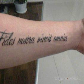 Tatuaż Fides Nostra Vinci Omnia na przedramieniu motyw: napisy