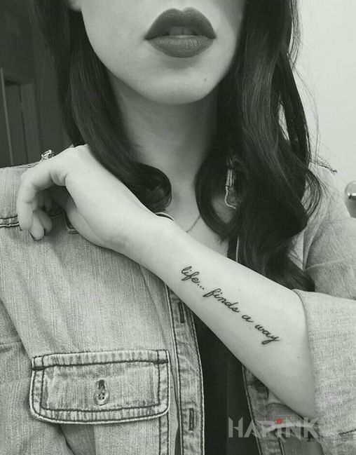 Tattoo Znajdz swoja droge in lettering motif and calligraphy style on the forearm
