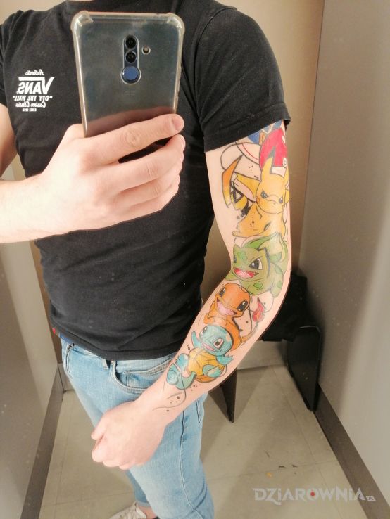 Tatuaż coś dla fanów pokemon w motywie kolorowe i stylu kreskówkowe / komiksowe na przedramieniu