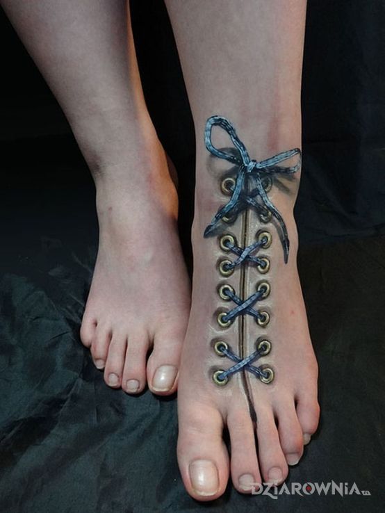 Tatuaż sznurowadła w motywie 3D na stopie