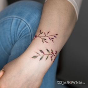 Tatuaż Gałązki dookoła przedramienia na nadgarstku motyw: kwiaty styl: minimalistyczne