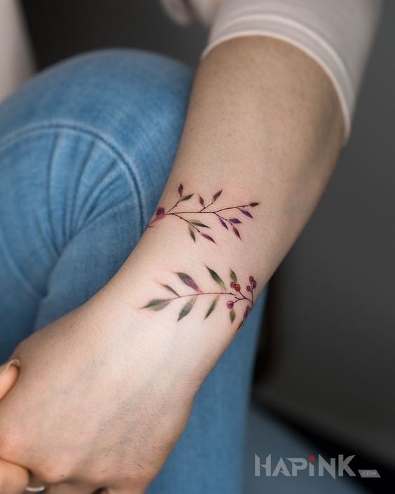 Tattoo Gałązki dookoła przedramienia in colorful motif and minimalistic style on the wrist