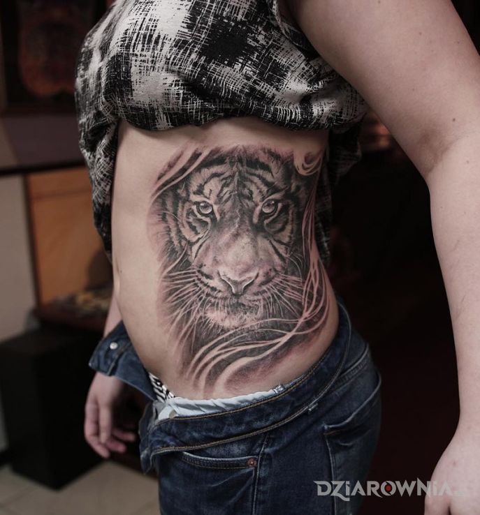 Tatuaż tygrys w motywie zwierzęta na żebrach