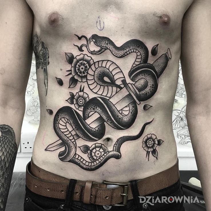 Tatuaż sztylet i wąż w motywie zwierzęta na brzuchu