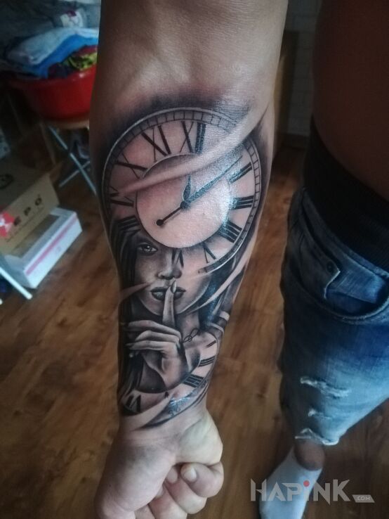 Tattoo Tatoo - zegar in objects motif and realistic style on the forearm