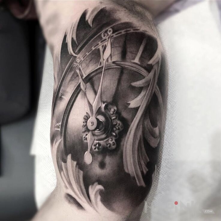 Tattoo Zegar in 3D motif on the upper arm