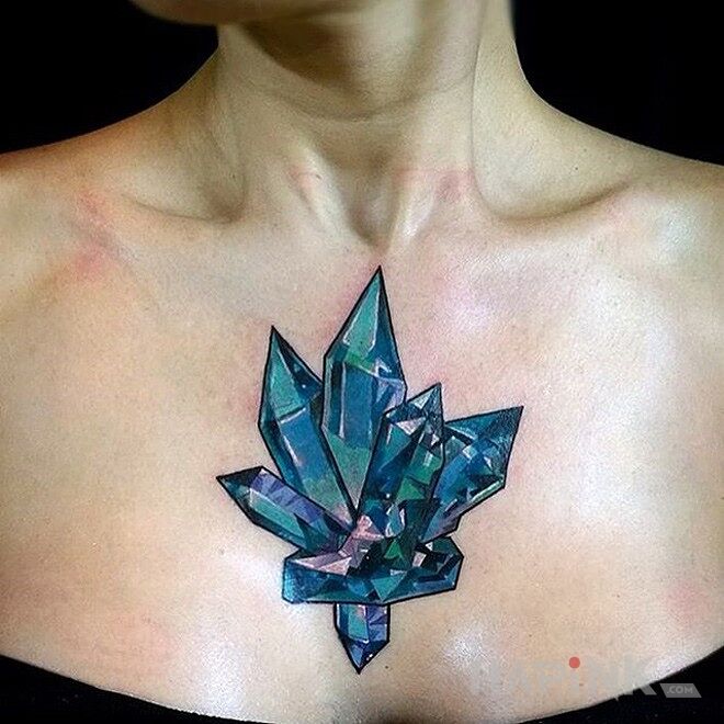 Tattoo Kryształ in 3D motif on the chest
