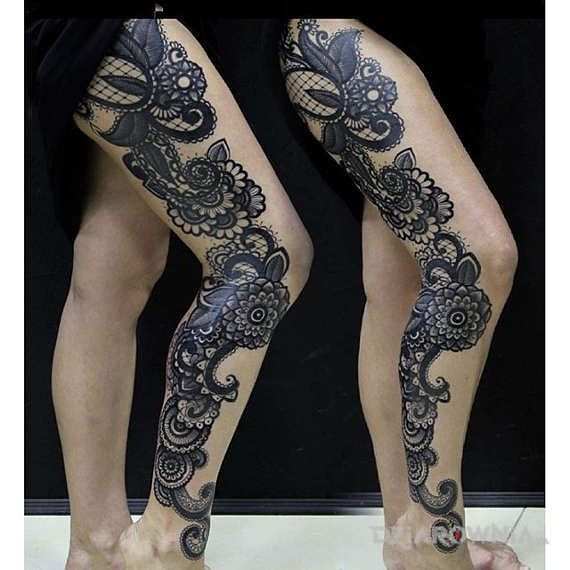 Tatuaż kwiatki i inne wzorki w motywie rękawy na nodze