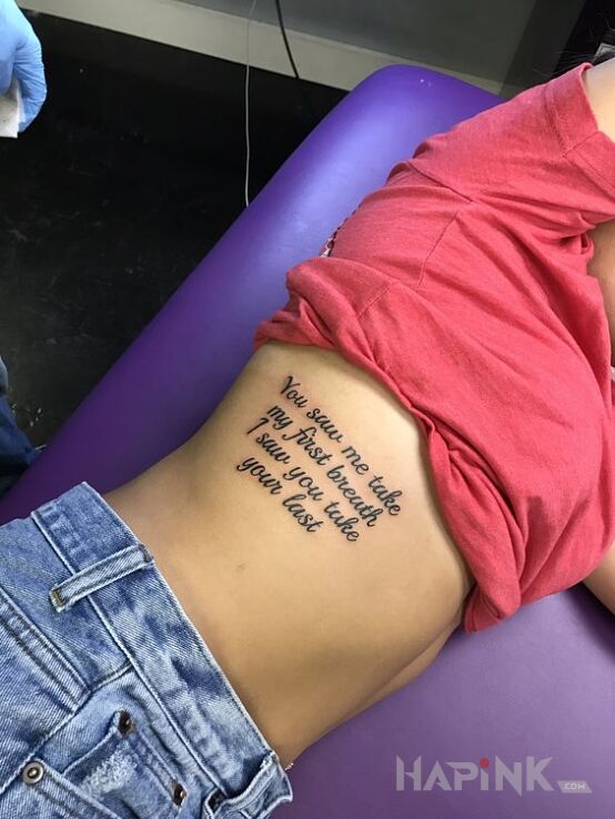 Tattoo Smutne, ale prawdziwe in lettering motif and calligraphy style on the ribs