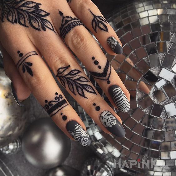 Tattoo Ozdoba na palcach in flowers motif and minimalistic style on the fingers