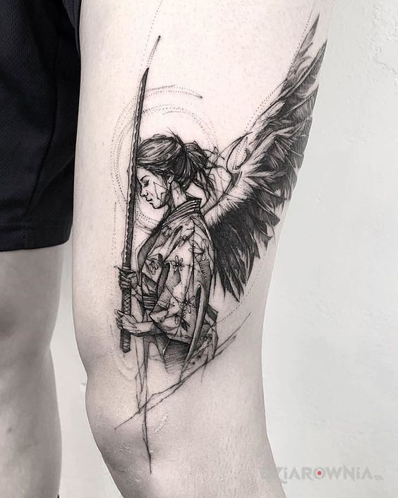 Tatuaż samurajski anioł w motywie anioły i stylu szkic na nodze