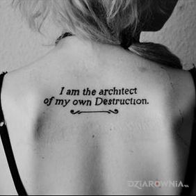 Tatuaż I am the architect of my own Destruction na plecach motyw: napisy