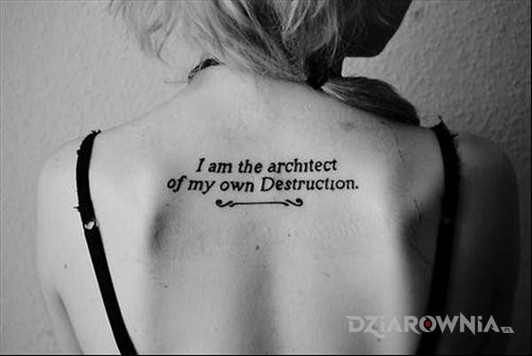 Tatuaż i am the architect of my own destruction w motywie napisy na plecach