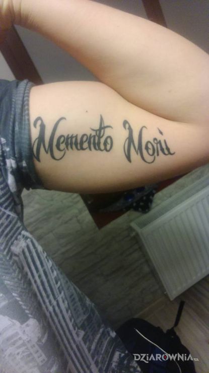 Tatuaż memento mori w motywie napisy na ramieniu