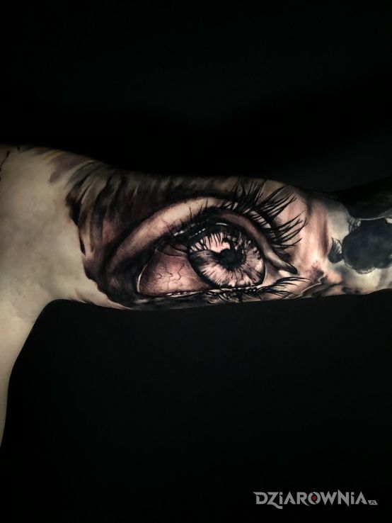 Tatuaż eye w motywie czarno-szare i stylu realistyczne na ramieniu