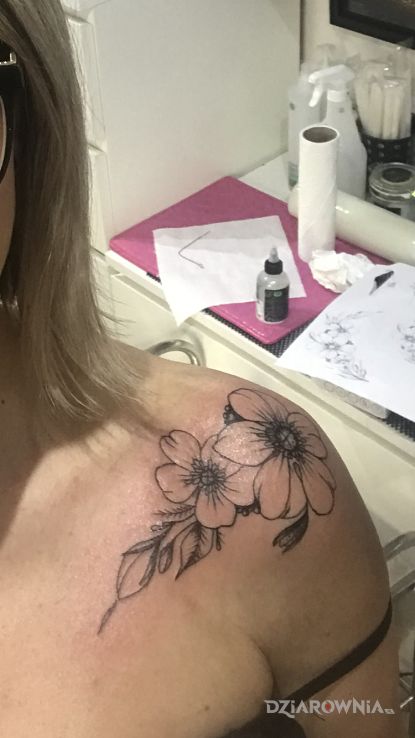 Tatuaż kwiaty w motywie kwiaty i stylu graficzne / ilustracyjne na ramieniu