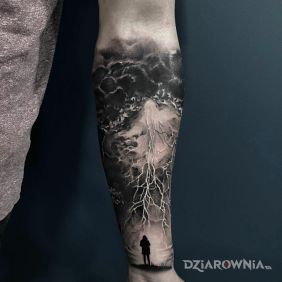 Tatuaż Burza na przedramieniu motyw: czarno-szare styl: realistyczne