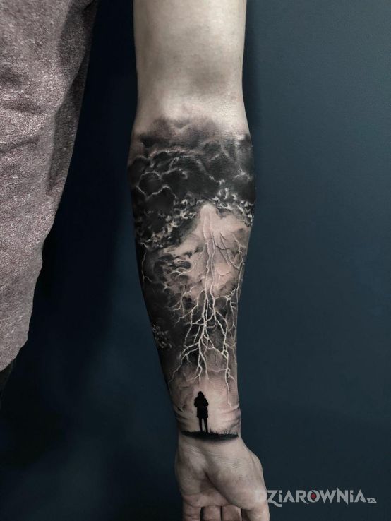 Tatuaż burza w motywie czarno-szare i stylu realistyczne na przedramieniu