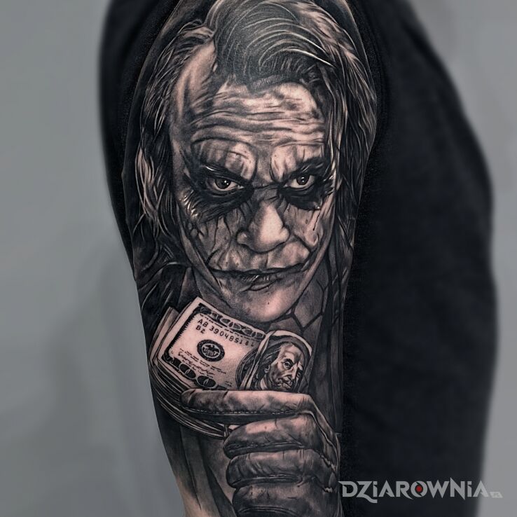 Tatuaż Joker w motywie 3D i stylu realistyczne na ramieniu