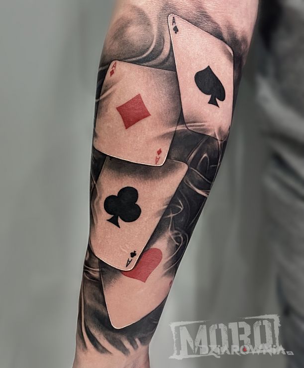 Tatuaż cztery asy karty 3d w motywie czarno-szare i stylu realistyczne na przedramieniu