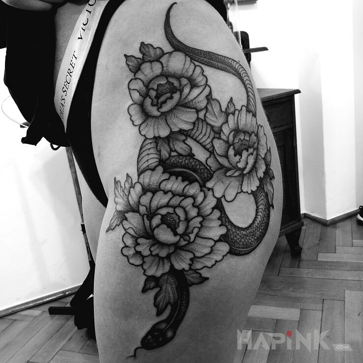 Tattoo Kwiaty / Wąż in flowers motif and graphic / illustrative style on the breast