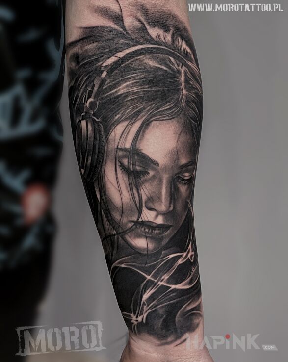 Tattoo Dziewczyna w słuchawkach in 3D motif and realistic style on the forearm