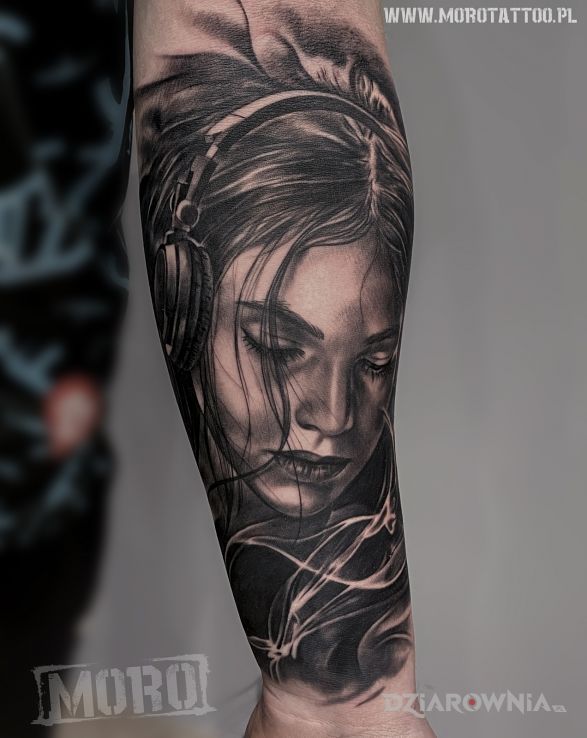 Tatuaż dziewczyna w słuchawkach w motywie 3D i stylu realistyczne na przedramieniu