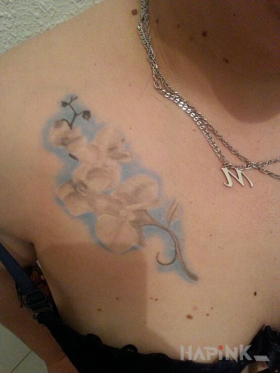 Tattoo Kwiat in flowers motif on the chest