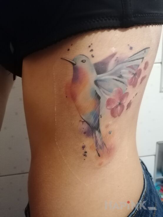 Tattoo Koliberek akwarela in colorful motif and Watercolor style on the ribs