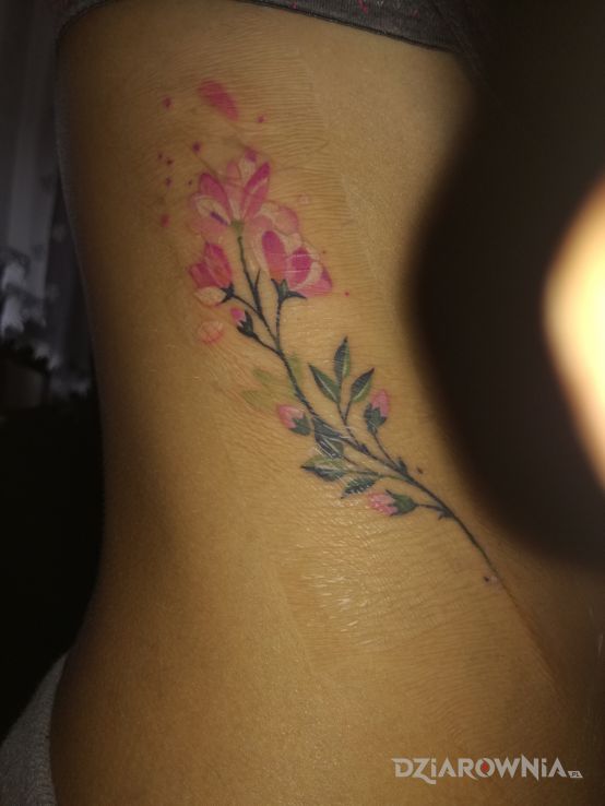 Tatuaż kwiatek pastele w motywie kolorowe i stylu realistyczne na żebrach