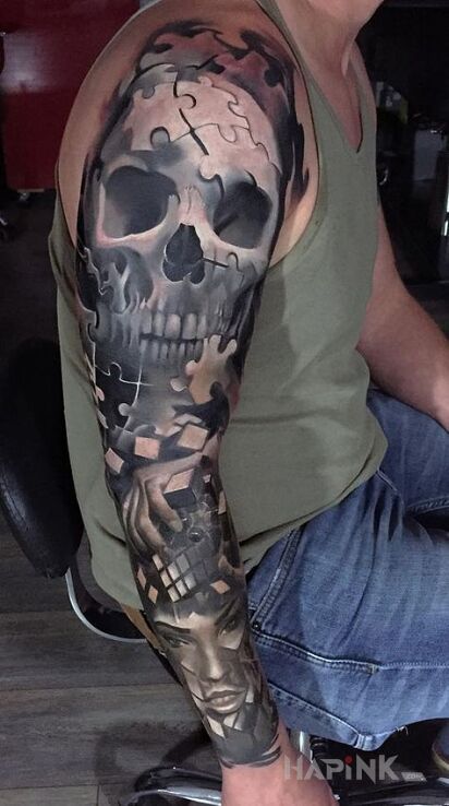 Tattoo Puzzlowana czaszka in sleeves motif and realistic style on the upper arm