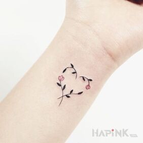 Tattoo A simple but ingenious heart on the wrist motif: flowers style: minimalistic
