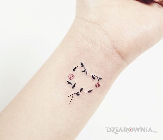 Tatuaż proste lecz pomysłowe serce w motywie kwiaty i stylu minimalistyczne na nadgarstku