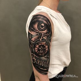 Tatuaż Family na ramieniu motyw: czarno-szare styl: realistyczne