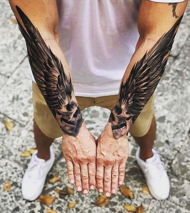 Tatuaż skrzydlate czaszki w motywie skrzydła i stylu realistyczne na przedramieniu