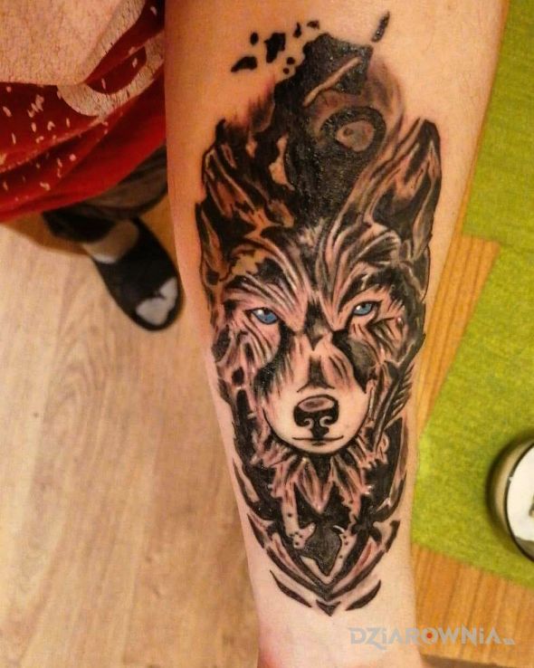 Tatuaż wilk tattoo w motywie czarno-szare i stylu graficzne / ilustracyjne na przedramieniu