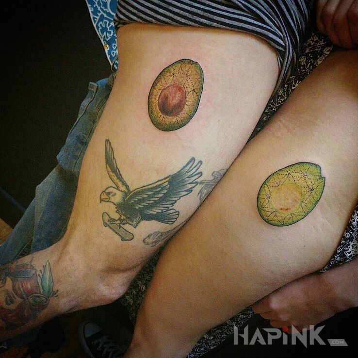 Tattoo Nożne awokado in colorful motif and realistic style on the leg