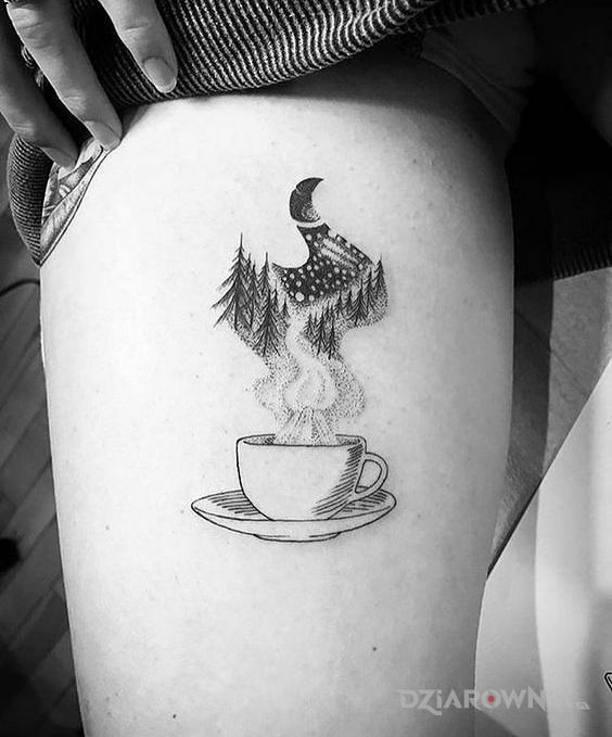 Tatuaż las z kawy w motywie przedmioty i stylu graficzne / ilustracyjne na nodze
