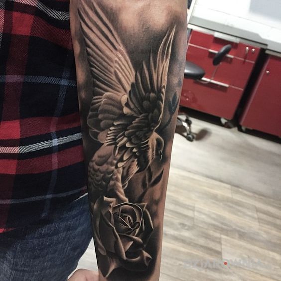 Tatuaż róża i gołąb w motywie kwiaty i stylu realistyczne na przedramieniu