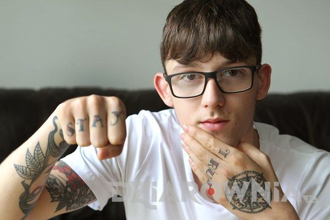 Tatuaże u nieletniego chłopaka w okularach