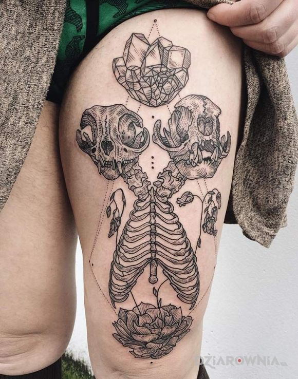 Tatuaż szkielet w motywie anatomiczne na nodze