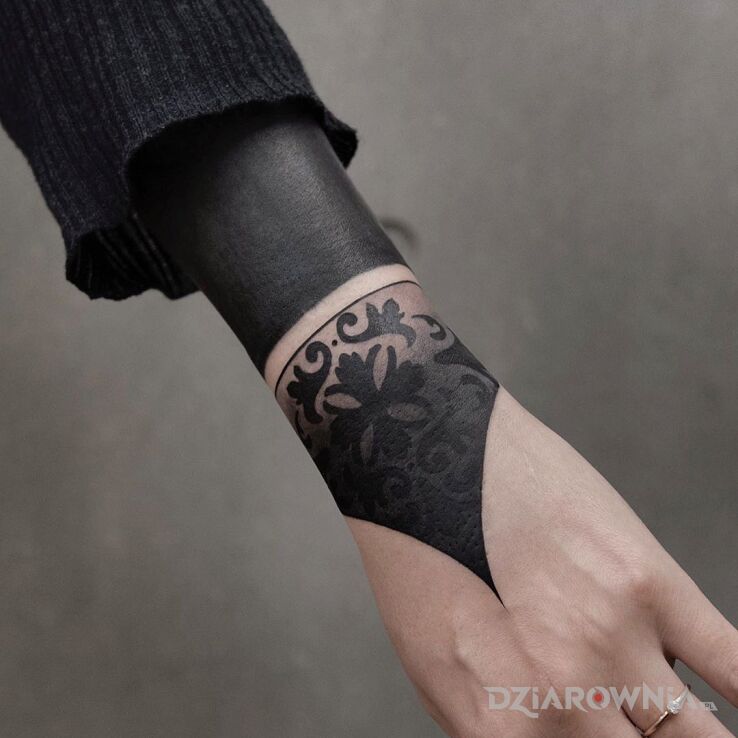 Tatuaż Czarna ręka w motywie pozostałe i stylu blackwork / blackout na dłoni