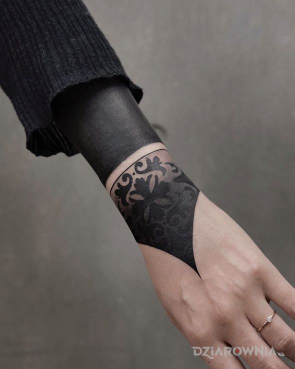 Tatuaż czarna ręka w motywie pozostałe i stylu blackwork / blackout na dłoni